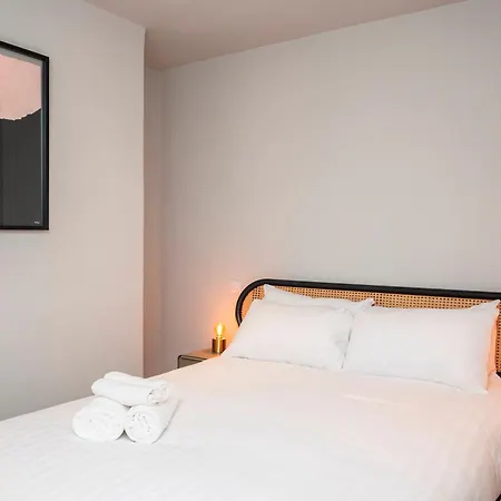 Pass The Keys Luxury Stylish Duplex With Private Garden Apartment