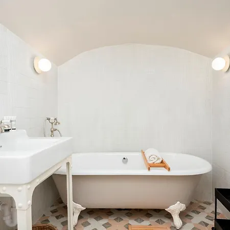 Pass The Keys Luxury Stylish Duplex With Private Garden Apartment *