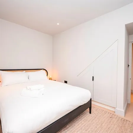 Pass The Keys Luxury Stylish Duplex With Private Garden Apartment London