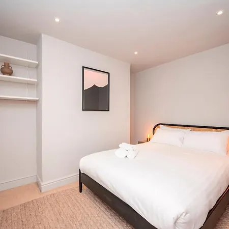 Pass The Keys Luxury Stylish Duplex With Private Garden London