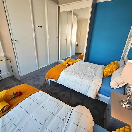 Luxury 4-bedroom In Oxford Street Apartment *