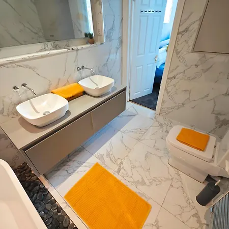 Luxury 4-bedroom In Oxford Street Apartment *