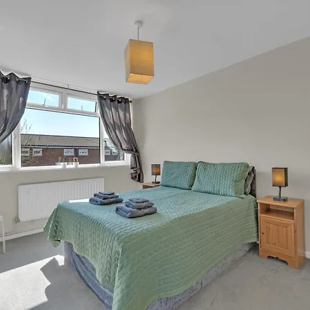 Spacious 9-Person Stay With Free Parking In London