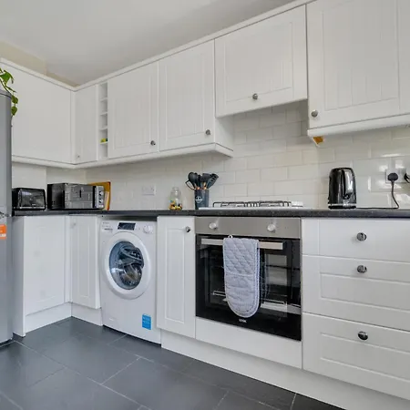 Spacious 9-Person Stay With Free Parking In London 公寓