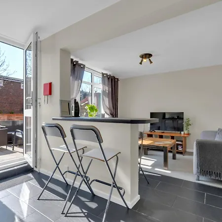 Spacious 9-Person Stay With Free Parking In London *