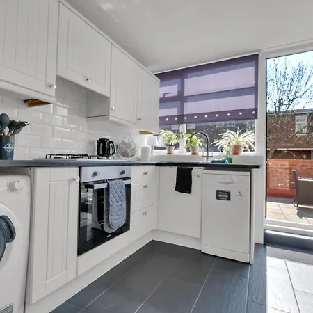 Spacious 9-Person Stay With Free Parking In London 公寓 伦敦