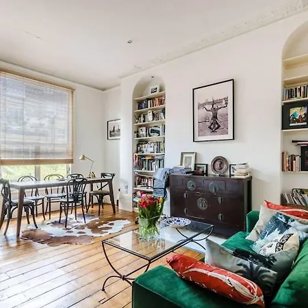 A Stylish Victorian In West Apartment *