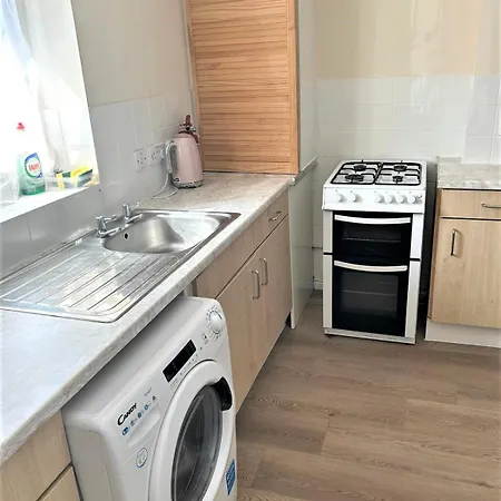 Apartment Zone 2 Lovely 4 Bedroom - 3 Trowbridge Road London