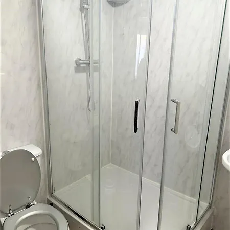 Zone 2 Lovely 4 Bedroom - 3 Trowbridge Road London