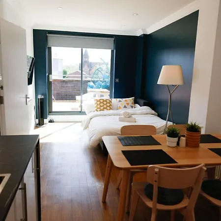 New Luxury In Location Next To Shops, Cafes, Bars & Metro *