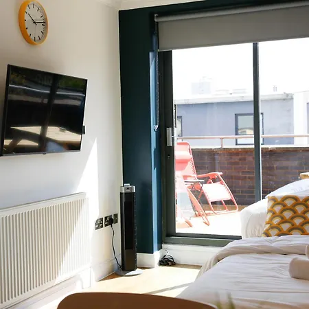 New Luxury In Location Next To Shops, Cafes, Bars & Metro 런던