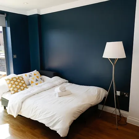 New Luxury In Location Next To Shops, Cafes, Bars & Metro 아파트