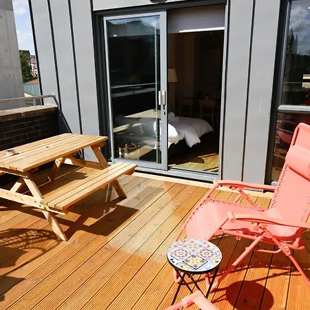 New Luxury In Location Next To Shops, Cafes, Bars & Metro