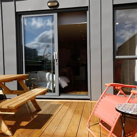 아파트 New Luxury In Location Next To Shops, Cafes, Bars & Metro *