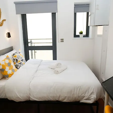 New Luxury In Location Next To Shops, Cafes, Bars & Metro 런던