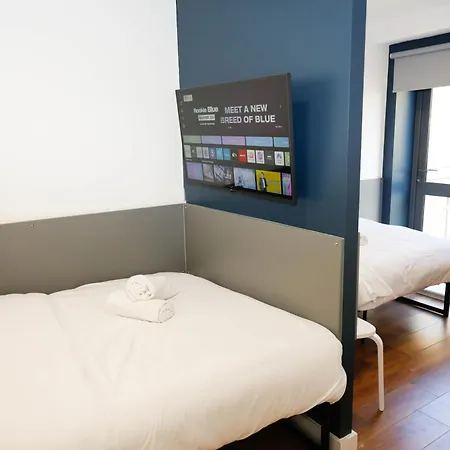 New Luxury In Location Next To Shops, Cafes, Bars & Metro 아파트 *