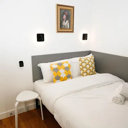 아파트 New Luxury In Location Next To Shops, Cafes, Bars & Metro 런던