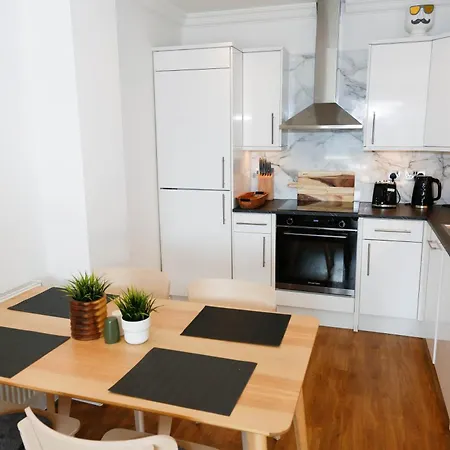 아파트 New Luxury In Location Next To Shops, Cafes, Bars & Metro