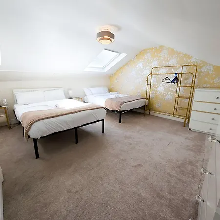 Apartment Budget 2bdr 6ppl Pets
