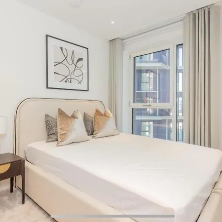 Luxury Modern 2bd 2ba White Living * London