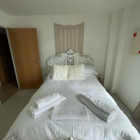 Charming & Cosy Double With Balcony In Wembley - Walking Distance To Wembley Stadium! *
