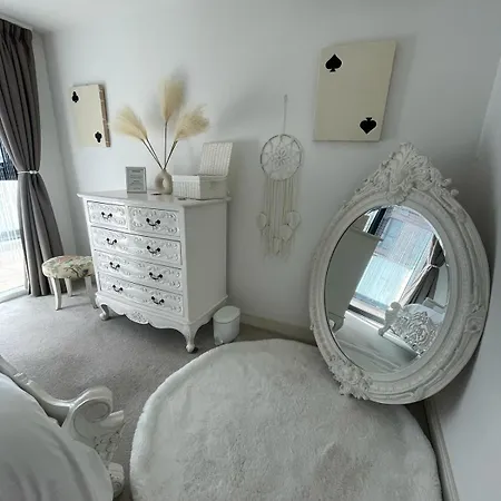 Charming & Cosy Double With Balcony In Wembley - Walking Distance To Wembley Stadium! Homestay *