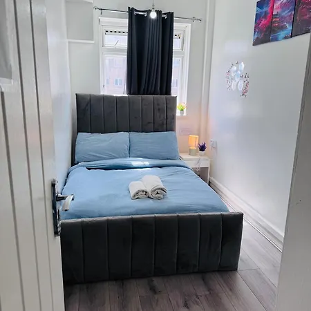 Homestay Modern In A 4 Bedroom Flat In London, Shared Bathroom! *