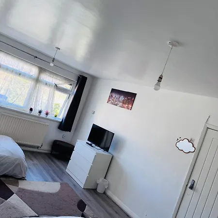 Homestay Modern In A 4 Bedroom Flat In London, Shared Bathroom!