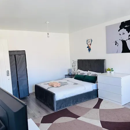 Modern In A 4 Bedroom Flat In London, Shared Bathroom! * London