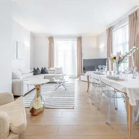Charming Oxford Street Away Apartment