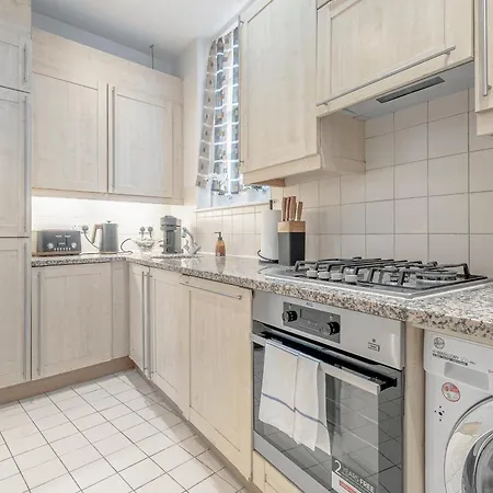 Charming Oxford Street Away Apartment *