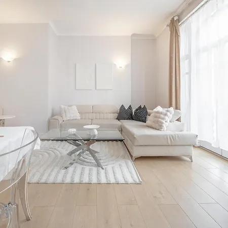 Charming Oxford Street Away Apartment London