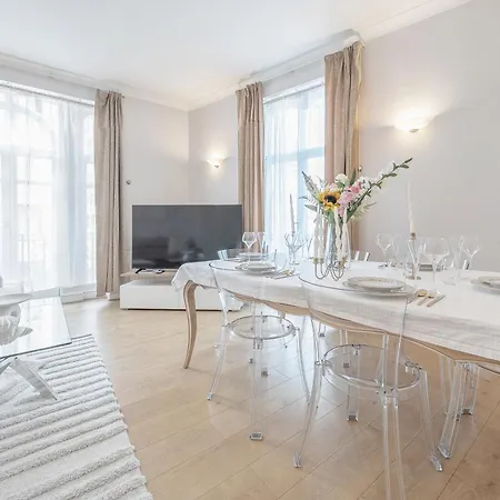 Charming Oxford Street Away Apartment