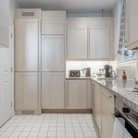 Charming Oxford Street Away Apartment *