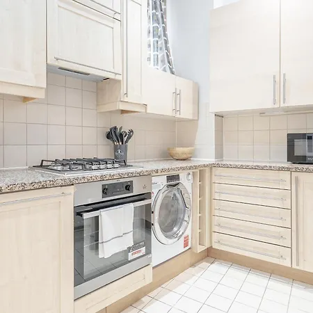 Charming Oxford Street Away Apartment London