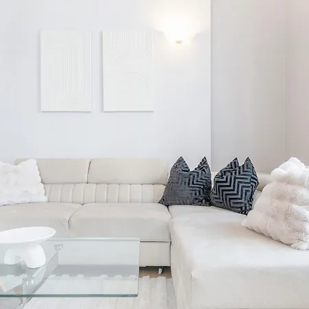 Charming Oxford Street Away Apartment