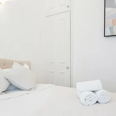 Charming Oxford Street Away Apartment *