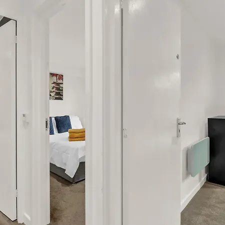 New King Size Bed With Free Parking *