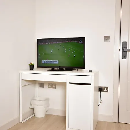 Morden Stratford 1 With Shared Bathroom *