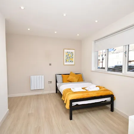 Morden Stratford 1 With Shared Bathroom