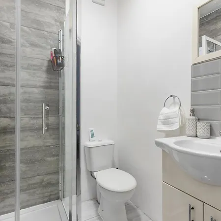 Abodess Near Wembley - 2bdr With Free Parking London