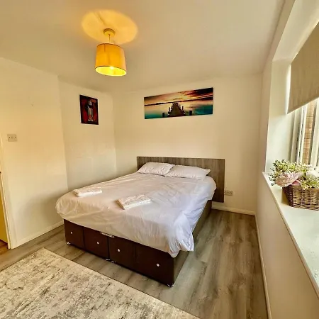 Cosy One Bedroom - Docklands Apartment London