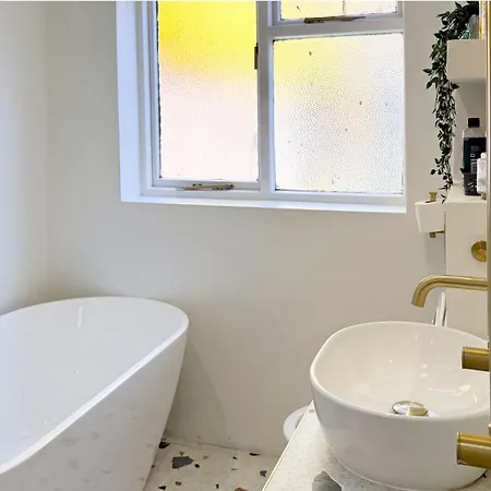 Spacious 4-Bedroom Near London Bridge, Fast Wi-Fi, Dryer & Quick Access To Central London Holiday home