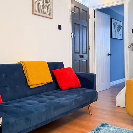 Spacious 4-Bedroom Near London Bridge, Fast Wi-Fi, Dryer & Quick Access To Central London Holiday home Norwood
