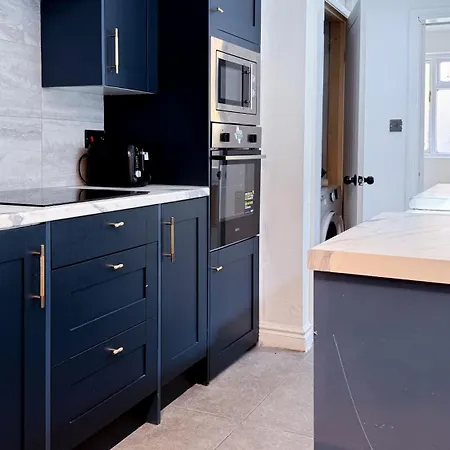 Spacious 4-Bedroom Near London Bridge, Fast Wi-Fi, Dryer & Quick Access To Central London Holiday home Norwood