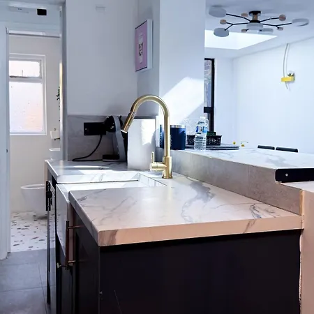 Holiday home Spacious 4-Bedroom Near London Bridge, Fast Wi-Fi, Dryer & Quick Access To Central London Norwood
