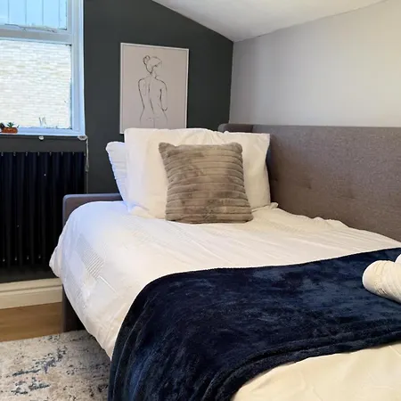 Spacious 4-Bedroom Near London Bridge, Fast Wi-Fi, Dryer & Quick Access To Central London Holiday home