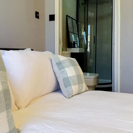 Spacious 4-Bedroom Near London Bridge, Fast Wi-Fi, Dryer & Quick Access To Central London Holiday home *