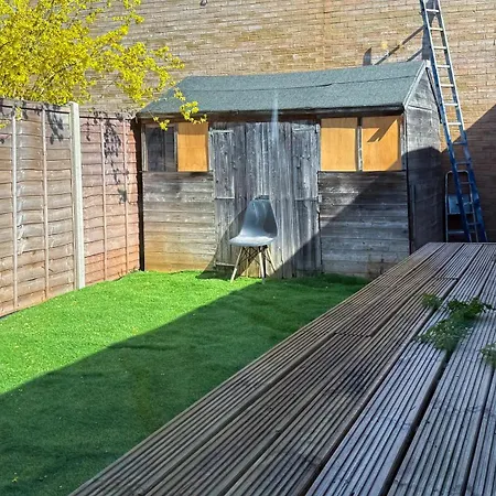 Holiday home Spacious 4-Bedroom Near London Bridge, Fast Wi-Fi, Dryer & Quick Access To Central London *