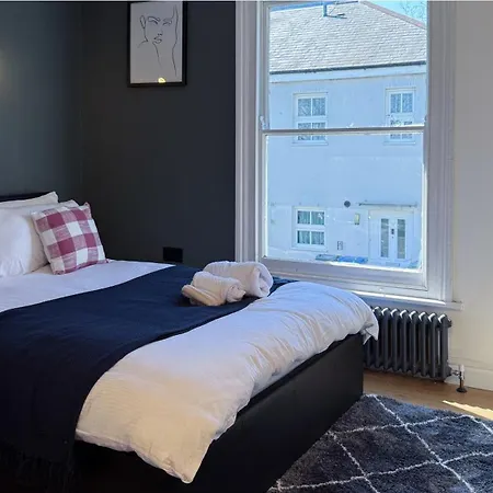Holiday home Spacious 4-Bedroom Near London Bridge, Fast Wi-Fi, Dryer & Quick Access To Central London Norwood